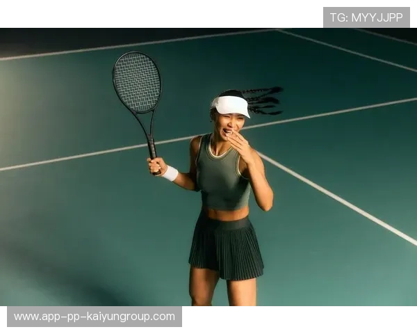 网球少女与蜜蜂追逐：一场意外的夏日奇遇